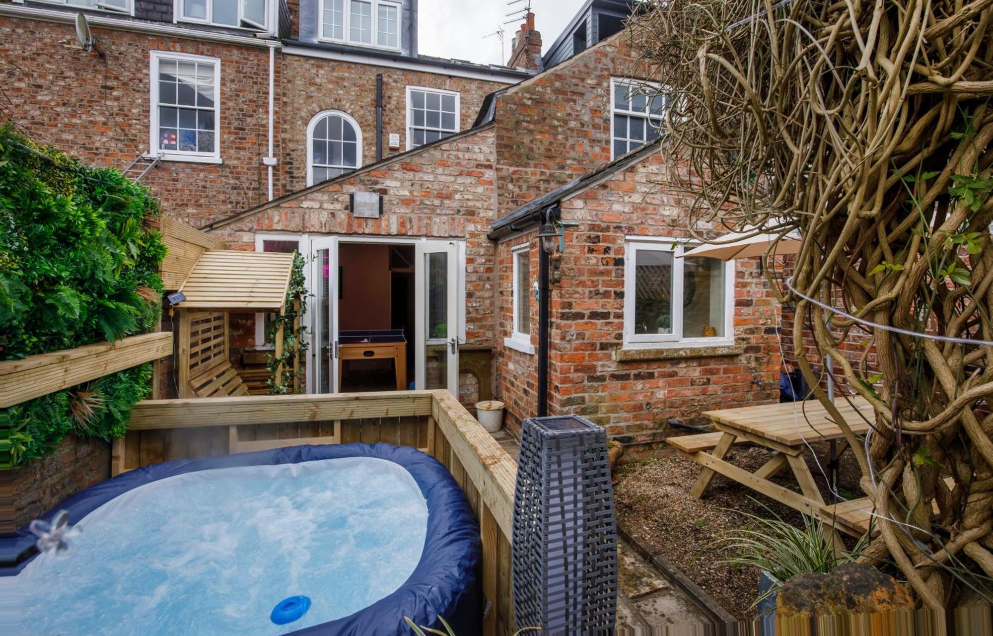 Minster House - Group Hot Tub